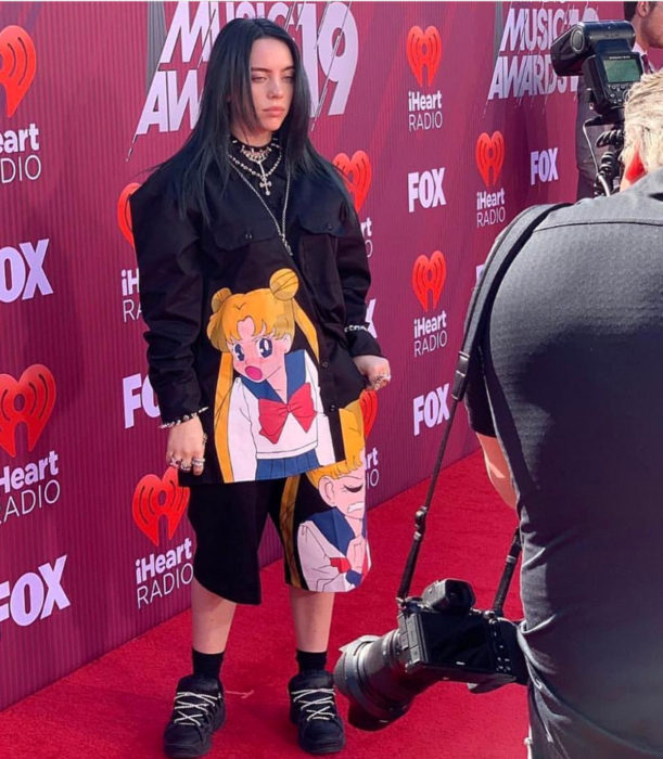 Billie Eilish con traje de Sailor Moon