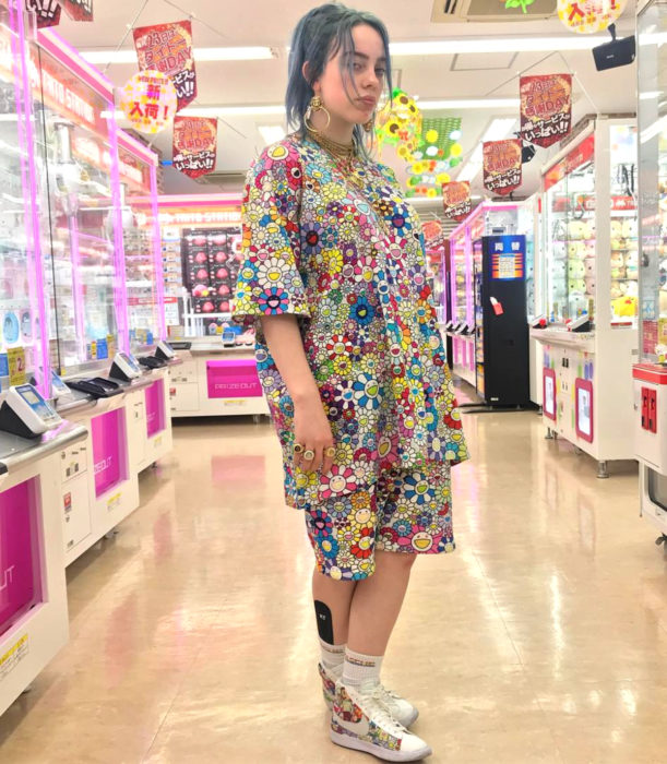 Billie Eilish con ropa oversized de flores