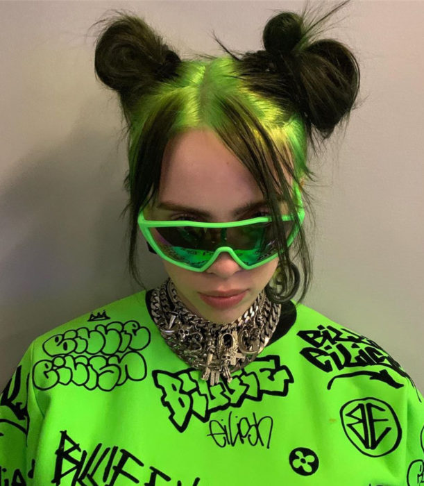 Billie Eilish con raíces verde neon y peinado de chongos estilo Sailor Moon, buns