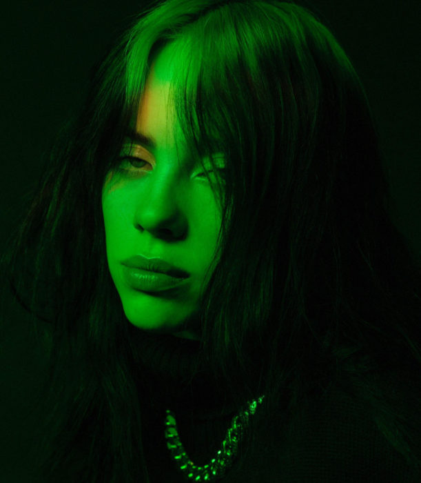 Billie Eilish con luces verdes