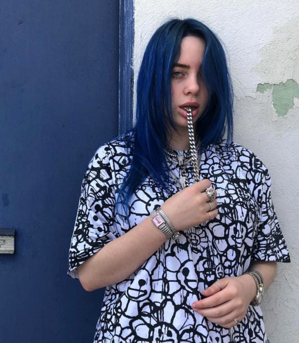 Billie Eilish con cabello azul