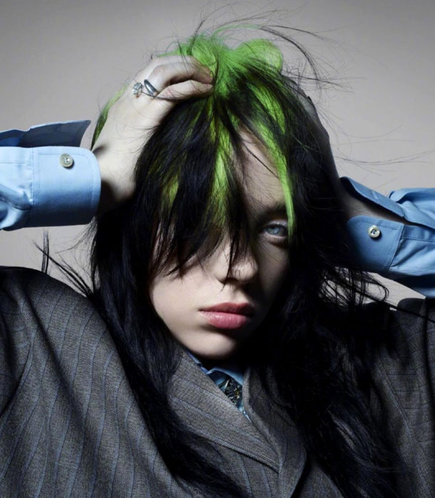 Billie Eilish con raíces verde neón