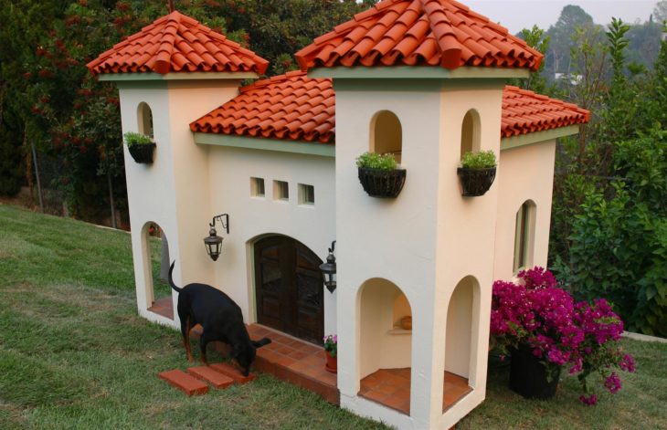 Casa de perros que le pertenece a Rachel Hunter