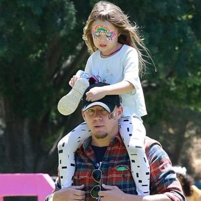 Channing Tatum cargando a su hija