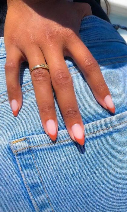 Uñas con punta naranjas para chicas morenas