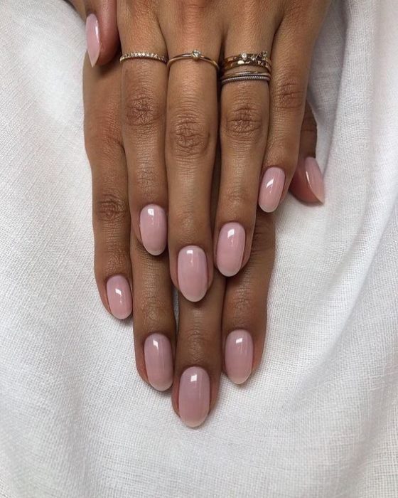 Uñas naturales para chicas morenas