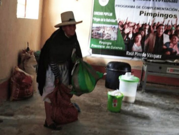 Albertina flores haciendo entrega de sus cosechas