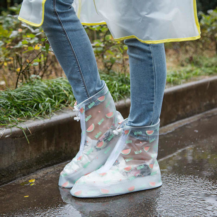 Cover shoes para la lluvia con figuras de colores 