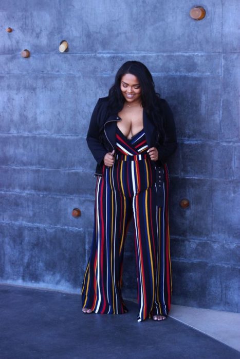 Mujer curvy morena con palazzo de colores y chaqueta negra