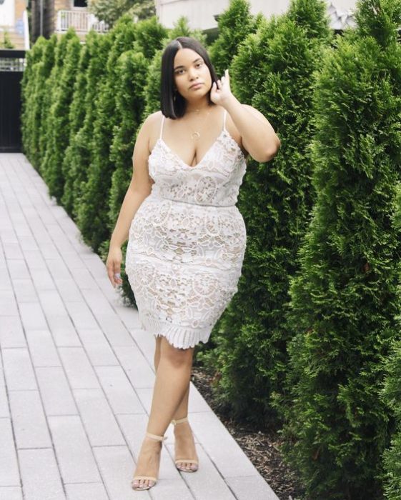 Chica curvy de menela corta con vestido ajustado blanco