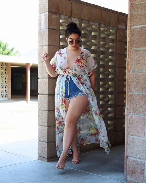 Chica curvy con short de mezclilla y kimono blanco de flores