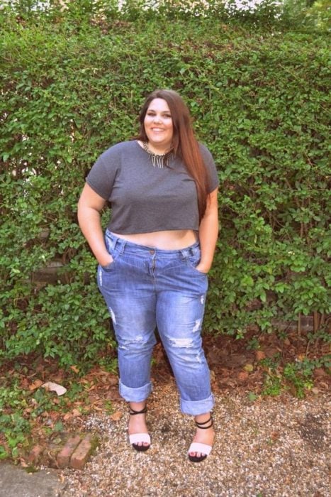Chica curvy con jeans y crop top gris