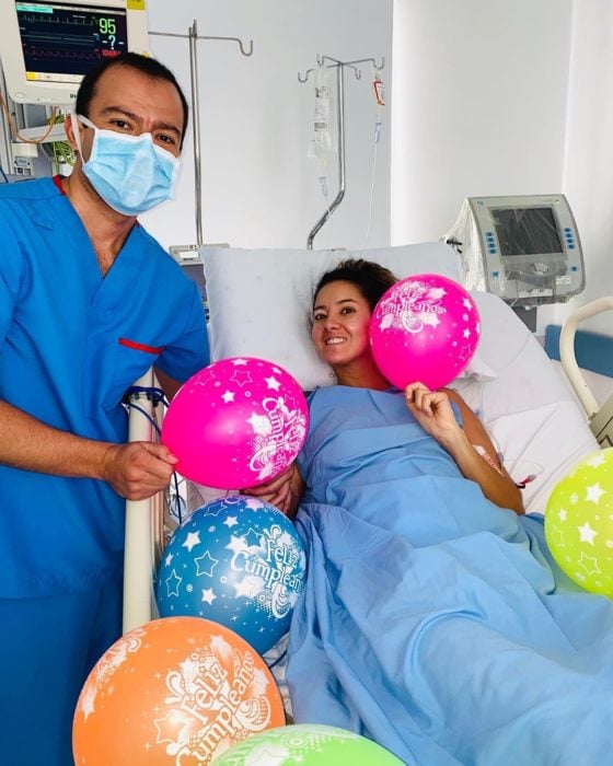 Daniella Álvarez con doctor en su cumpleaños en el hospital