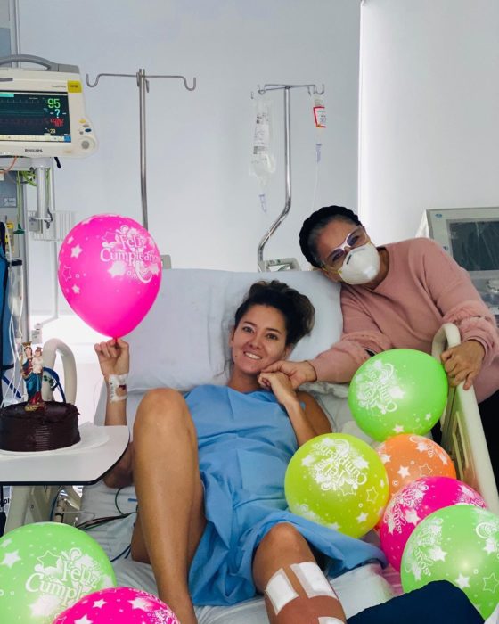 Daniella Álvarez con familia en su cumpleaños en el hospital