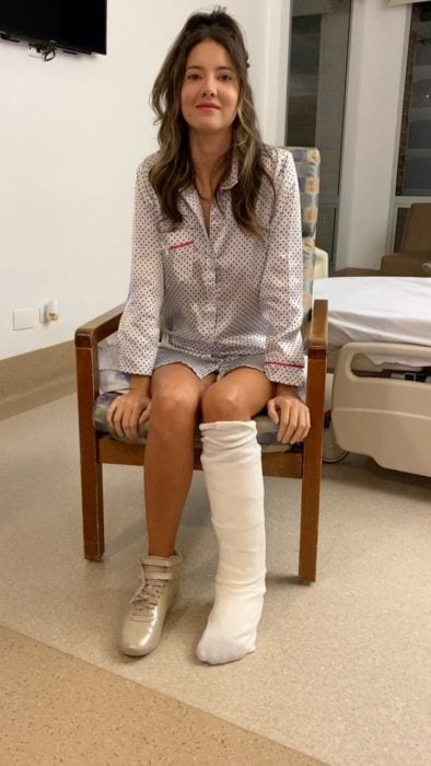 Daniella Álvarez con la pierna vendada un día antes de su operación