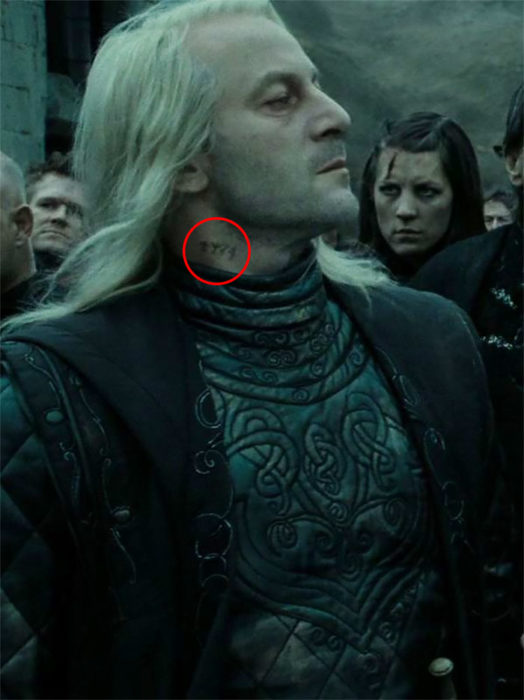 Lucius Malfoy con el número de prisionero de Azkaban en la película de Harry Potter 