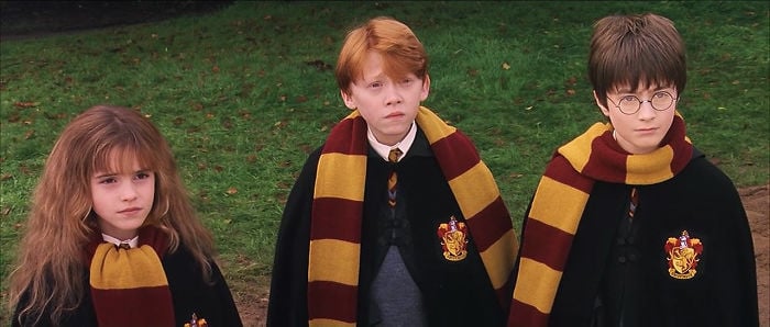 Manera en que los actores de Harry Potter usan sus bufandas del colegio 