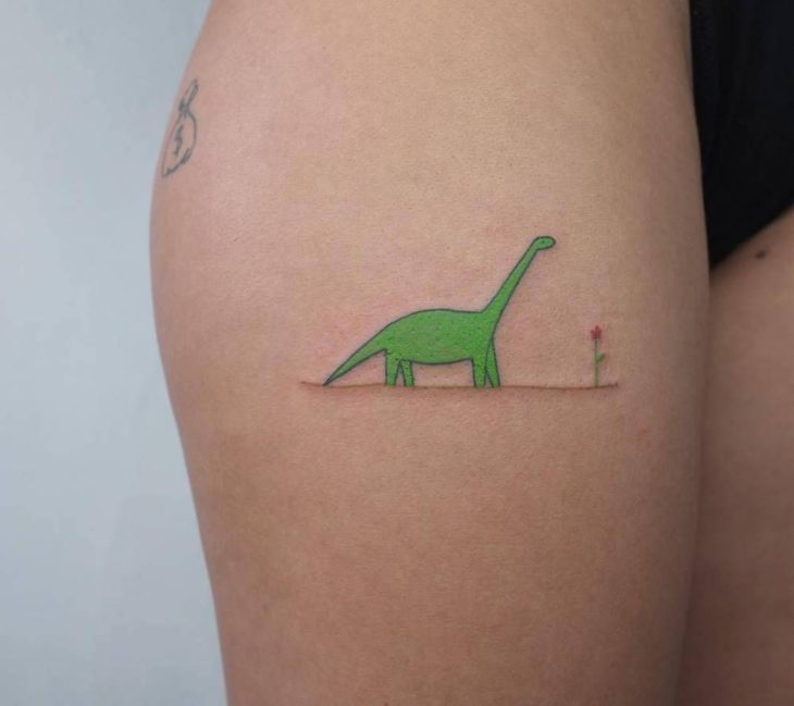 Tatuaje de dinosaurio femenino