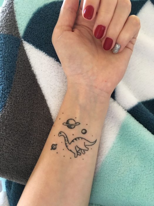 Tatuaje de dinosaurio femenino