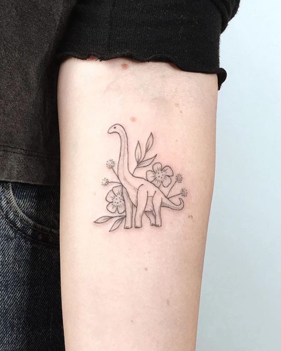 Tatuaje de dinosaurio femenino