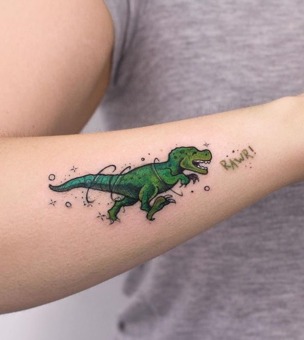 Tatuaje de dinosaurio femenino