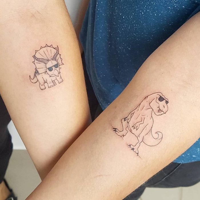 Tatuaje de dinosaurio femenino