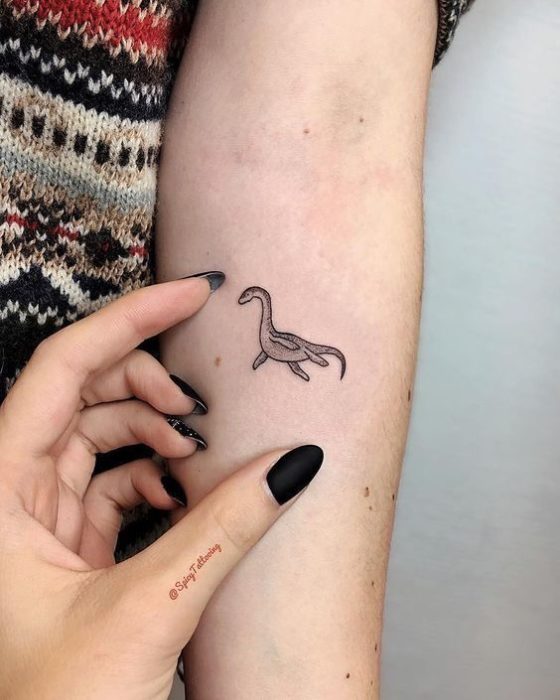 Tatuaje de dinosaurio femenino