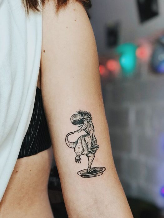 Tatuaje de dinosaurio femenino