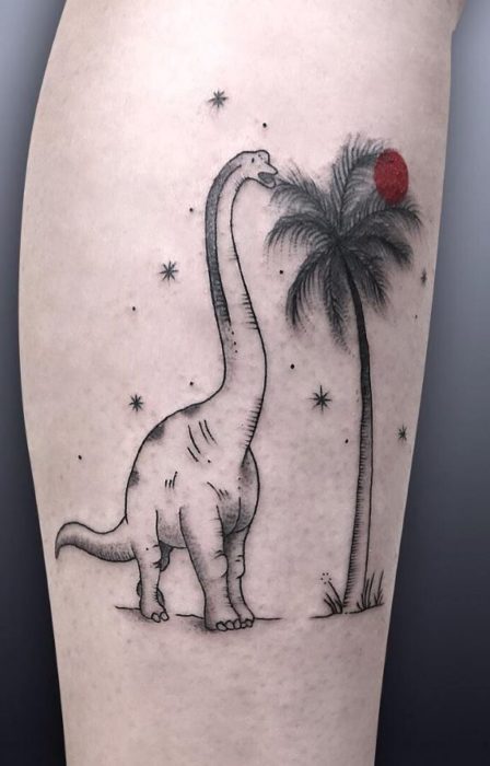 Tatuaje de dinosaurio femenino