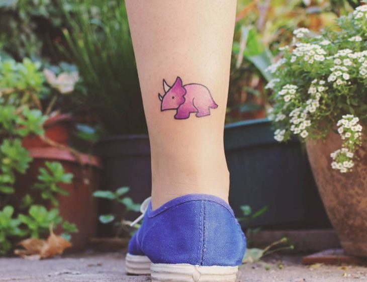 Tatuaje de dinosaurio femenino