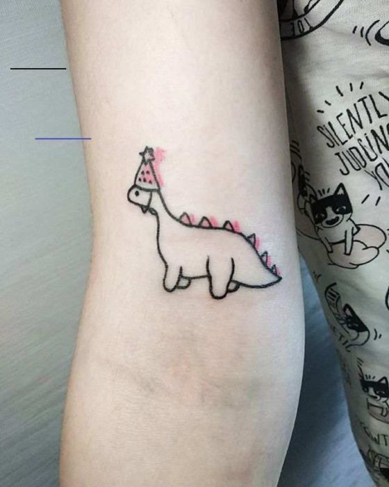 Tatuaje de dinosaurio femenino