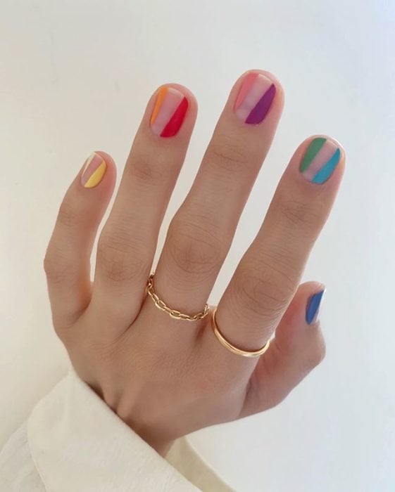 Diseños de uñas de Betina Goldstein con diferentes colores 