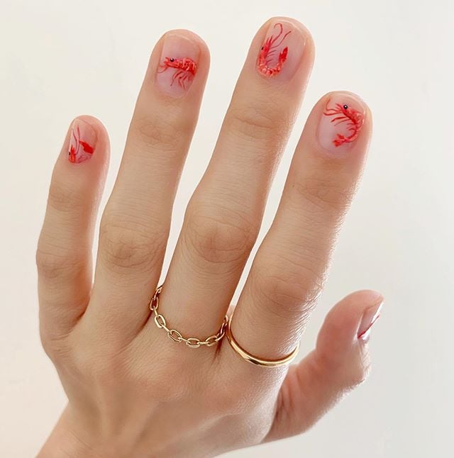 Diseños de uñas de Betina Goldstein con pequeños camarones 