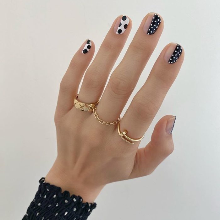 Diseños de uñas de Betina Goldstein con puntos en blanco y negro