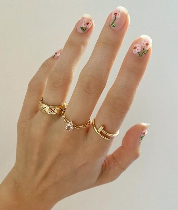 Diseños de uñas de Betina Goldstein con flores y glitter en color rosa