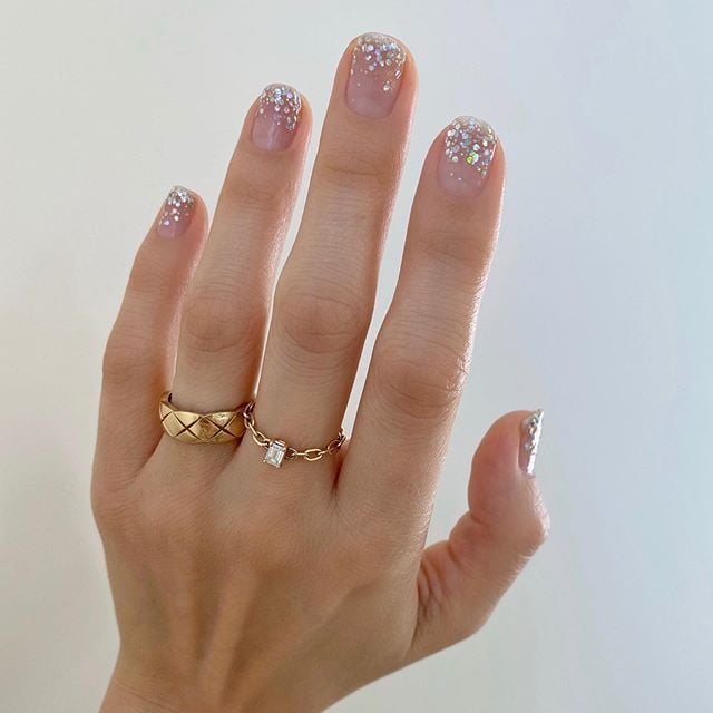 Diseños de uñas de Betina Goldstein con glitter en color gris 