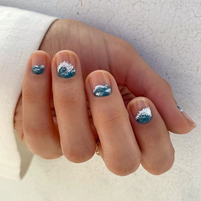 Diseños de uñas de Betina Goldstein con olas en color azul y blanco