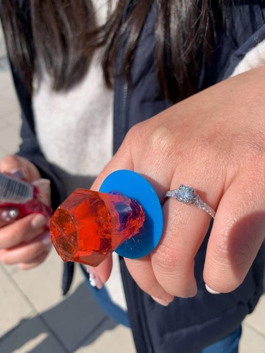 Chica llevando un anillo de caramelo sabor fresa