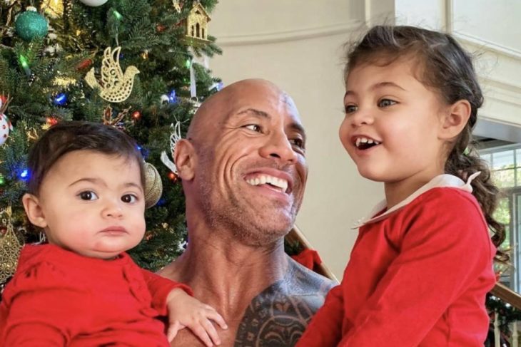 Dwayne Johnson con sus dos hijas