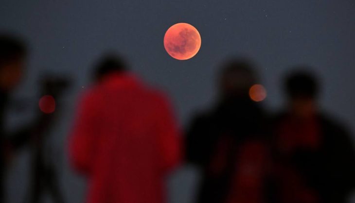 Personas mirando el eclipse lunar