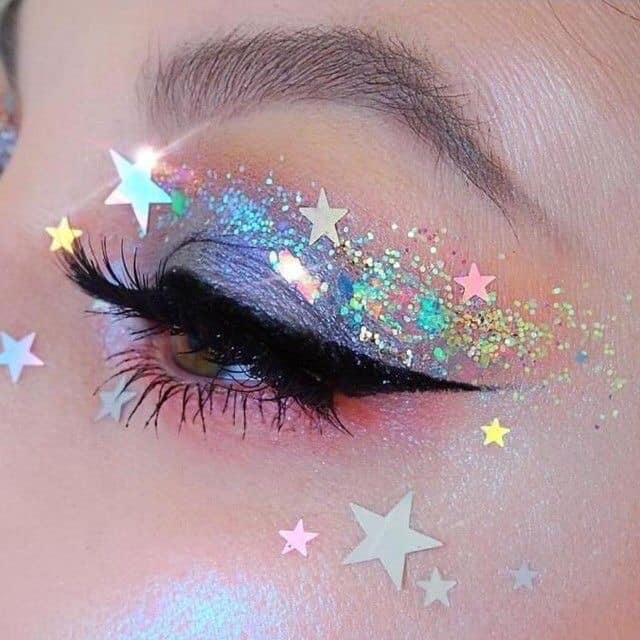  Maquillajes con brillo de estrellas que te fascinarán