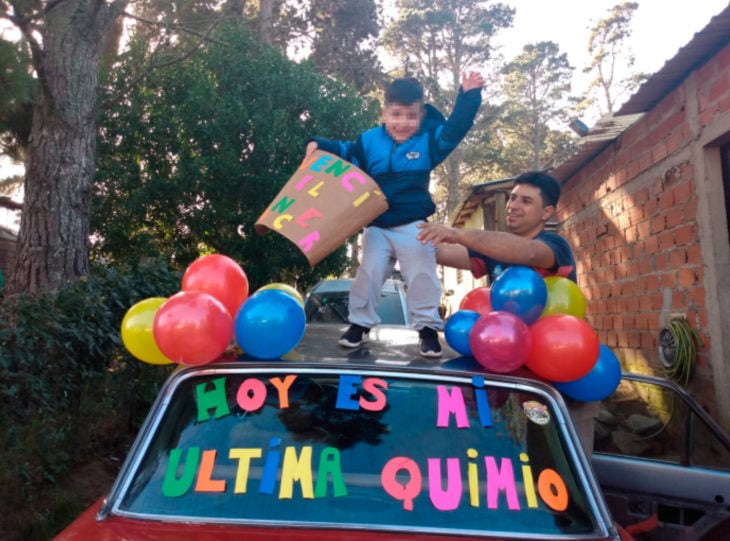 Niño celebra que venció al cáncer con carteles y globos de colores; familia feliz