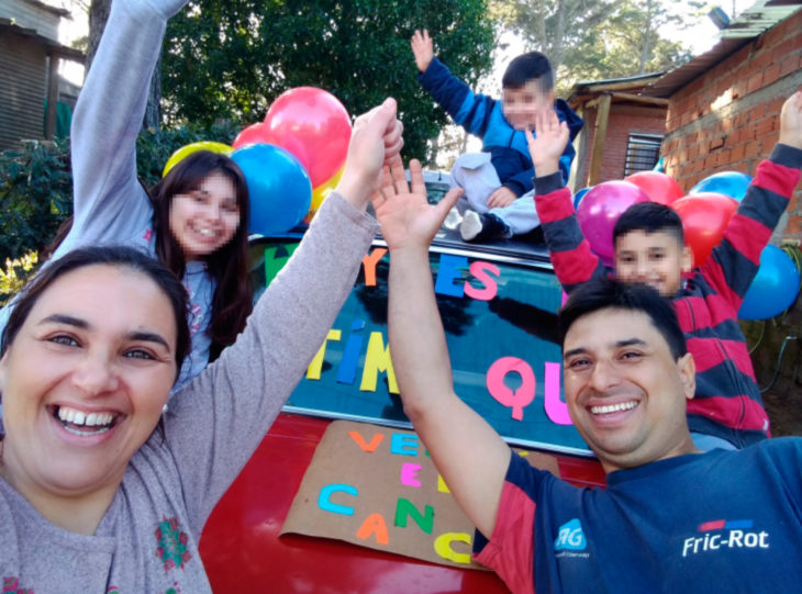 Niño celebra que venció al cáncer con carteles y globos de colores; familia feliz