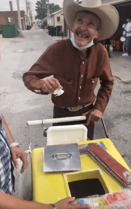 Familia compra todo el helado de abuelito