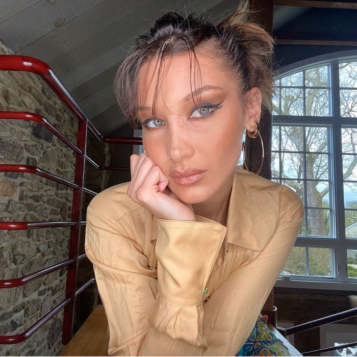 Bella Hadid con el cabello teñido de dorado y fleco 