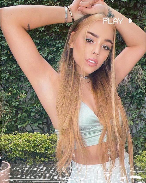 Danna Paola con el cabello largo teñido de dorado 