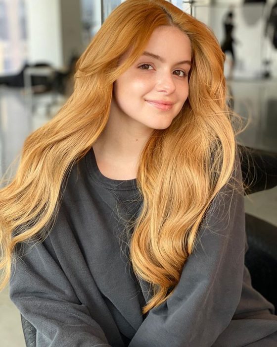 Ariel Winter con el cabello teñido de color naranja 