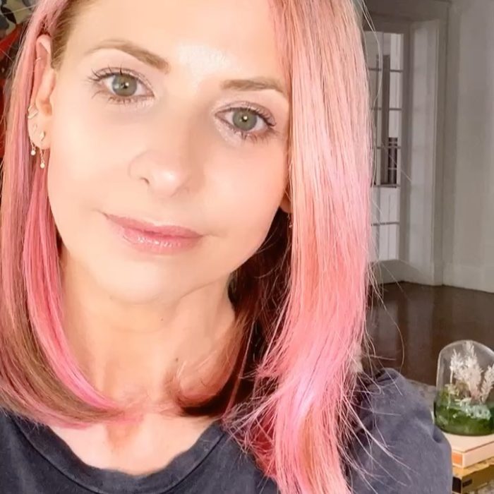 Sarah Michelle Geller con el cabello teñido de color rosa 