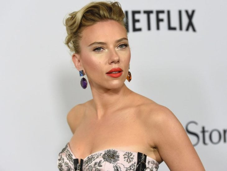 Scarlett Johansson posando para una fotografía durante una alfombra roja de Netflix 