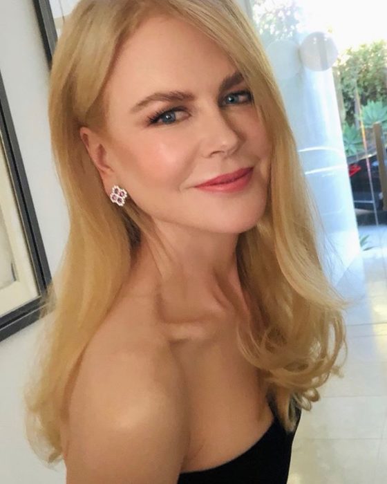 Nicole Kidman sonriendo y posando para una fotografía 